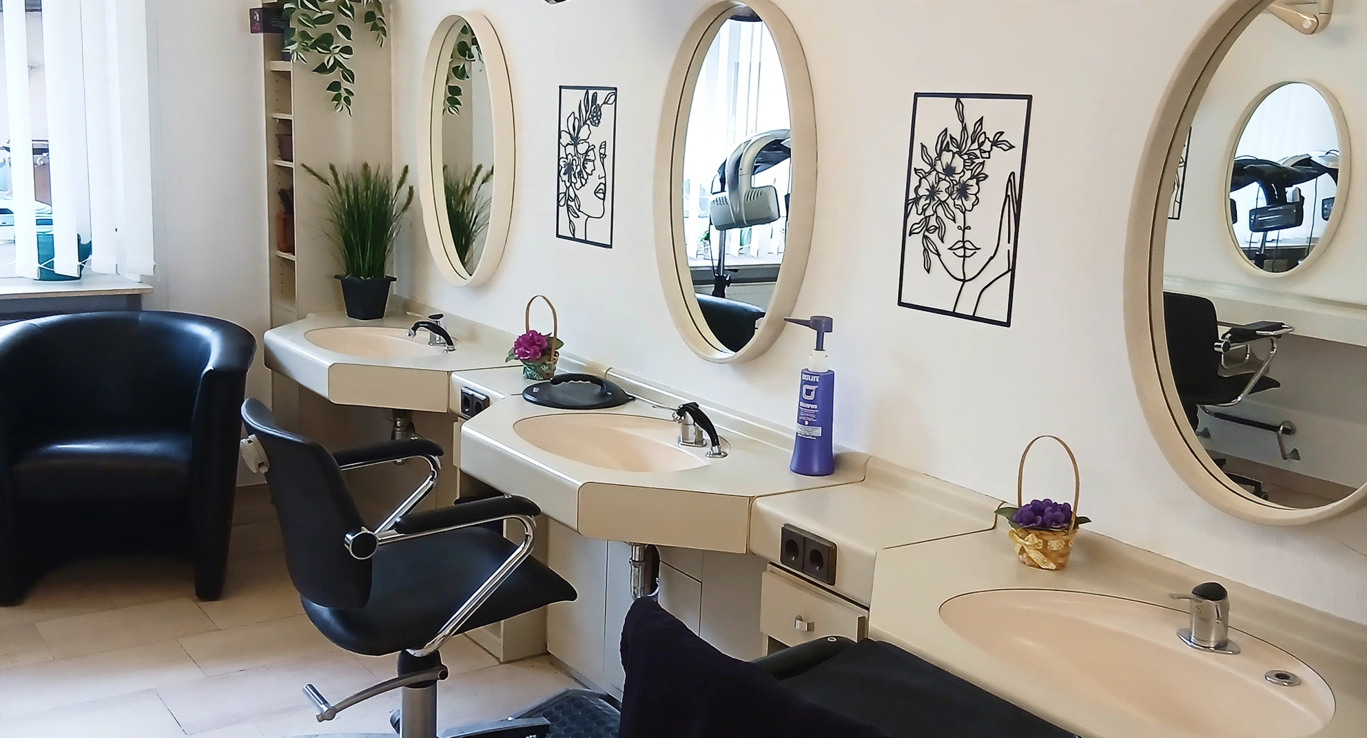 Kontakt Friseurstische und Spiegel im Salon von Sejla's Hairdesign