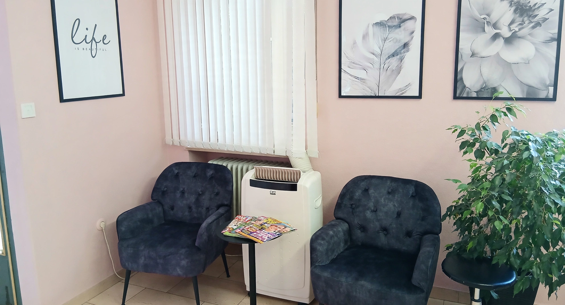 Kontakt Gemütlicher Wartebereich bei Sejla's Hairdesign in Schriesheim